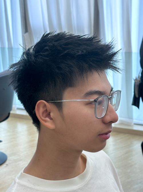 男生自来卷适合什么发型