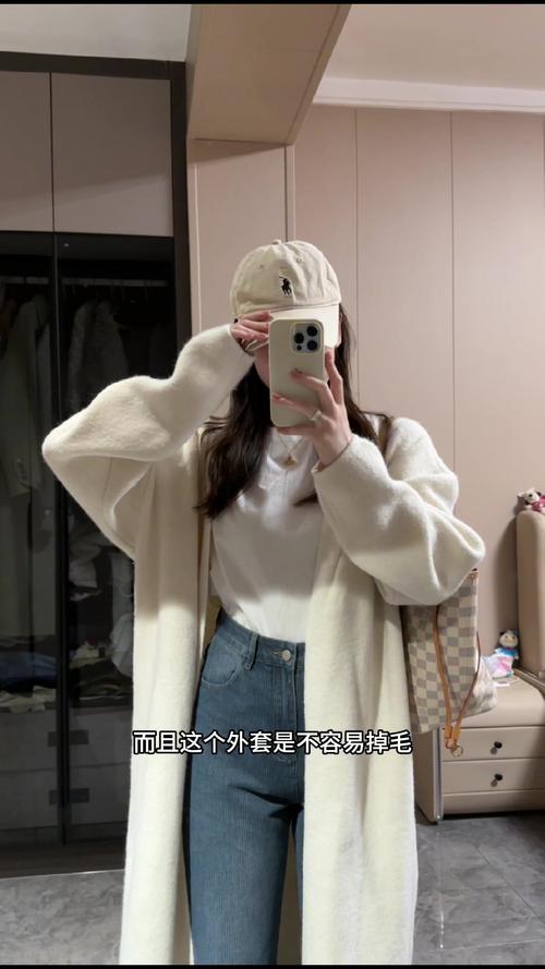 毛衣白色中长款外套怎么搭配什么裤子好看吗