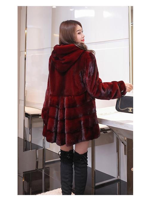 红色貂皮披肩怎么搭配衣服