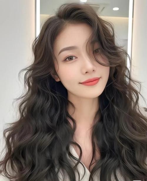 小脸适合烫什么发型