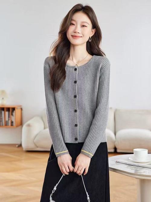 女士白色短款毛衣外套怎么搭配什么裤子