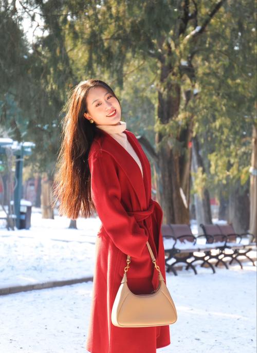 女式红色短风衣怎么搭配图片