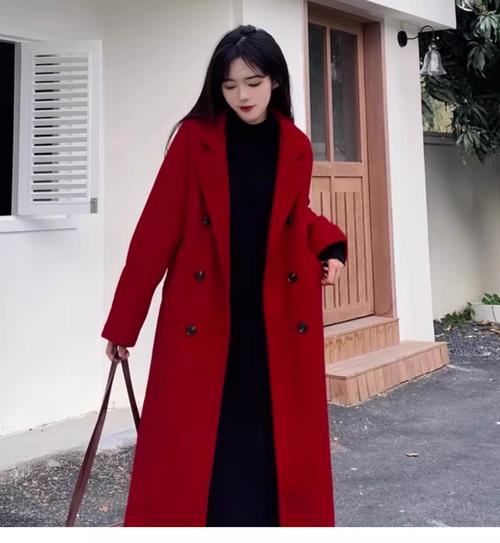 女式红色短风衣怎么搭配什么裤子