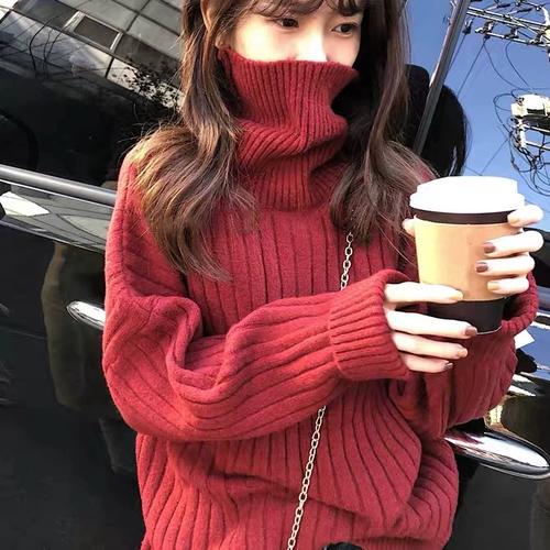 高领红色长款毛衣怎么搭配
