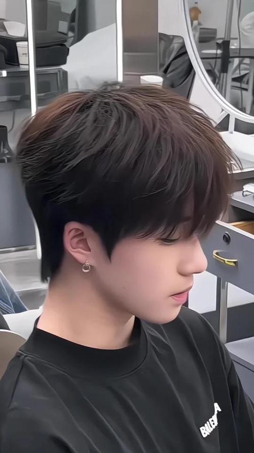 额头高适合什么发型男