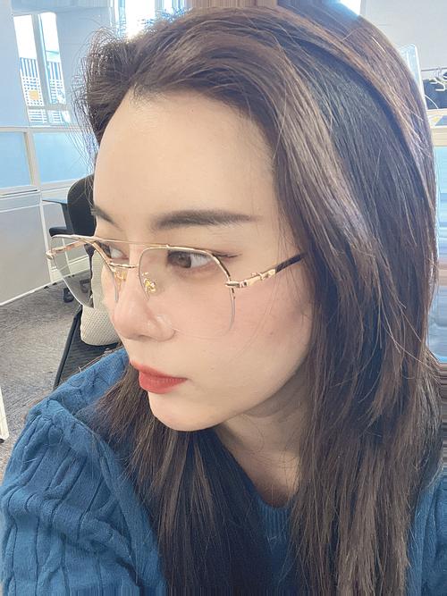 鼻梁低适合什么眼镜