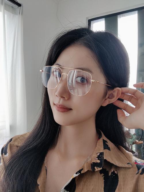 鼻梁低适合什么眼镜