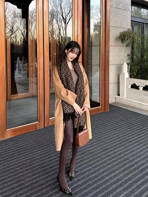 丝袜在冬季怎么搭配衣服图片