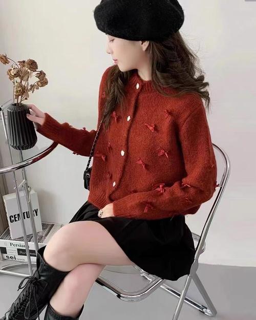 宽松女士小款毛衣怎么搭配