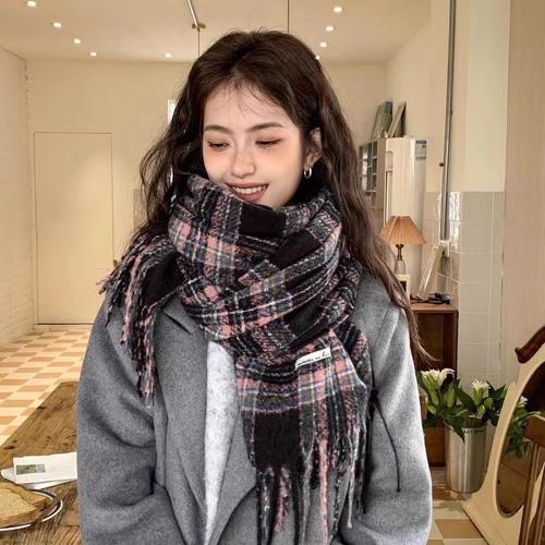 打披肩围巾怎么搭配衣服
