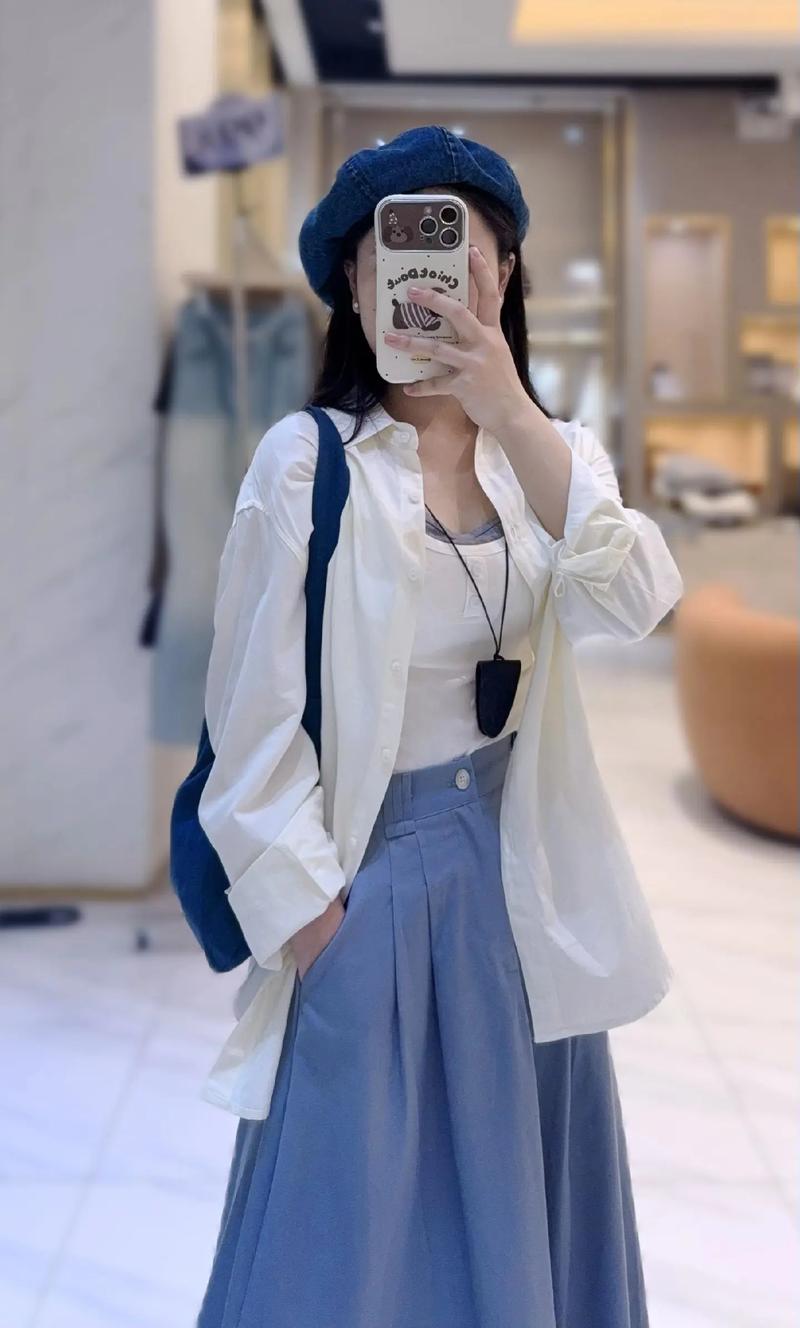 浅色上衣怎么搭配裙子