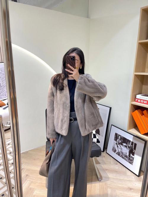 穿貂皮怎么搭配打底
