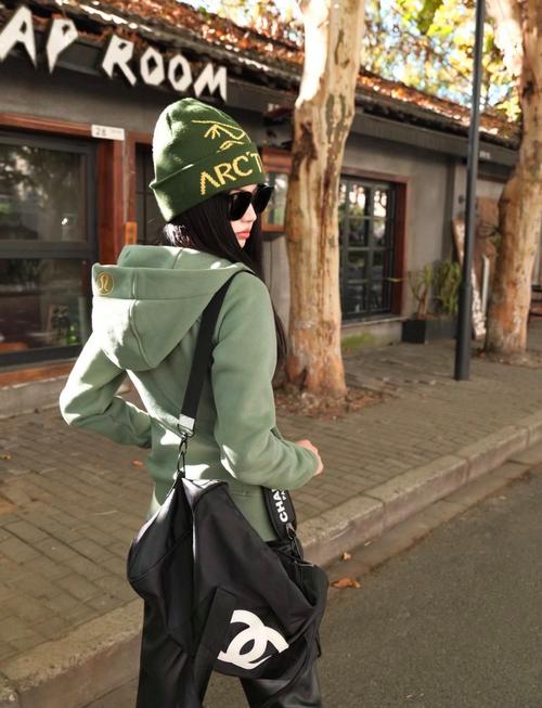 卫衣皮裤怎么搭配图片女