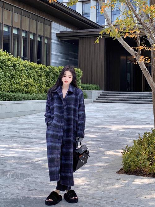 中长款呢子格子外套怎么搭配什么裤子