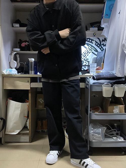 男式中长黑色外套怎么搭配什么裤子