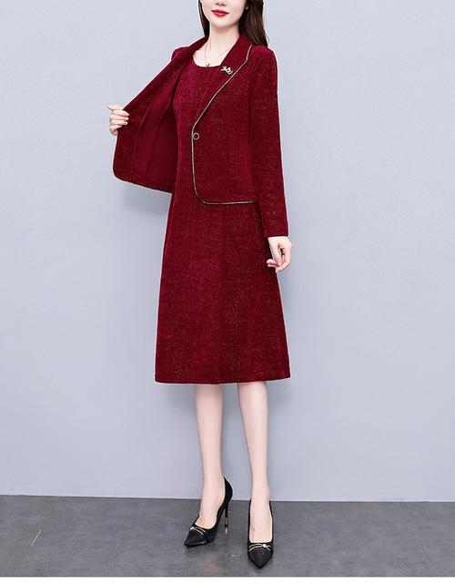 冬季打底红色连衣裙怎么搭配外套