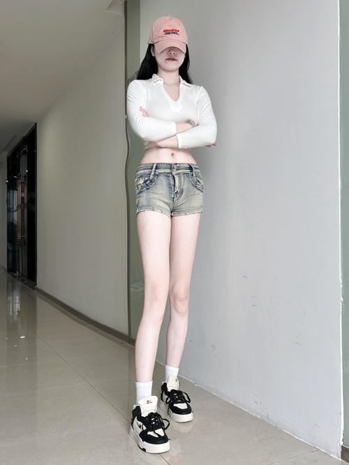 女生高帮鞋怎么搭配裤子图片