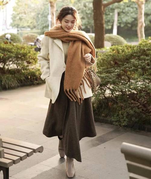 冬天白色上衣怎么搭配图片女生图片