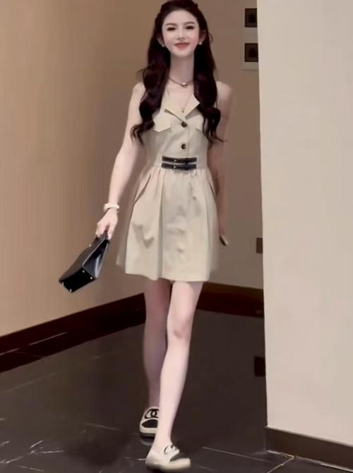 卡其色无袖长裙子怎么搭配