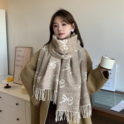 花围巾怎么搭配衣服