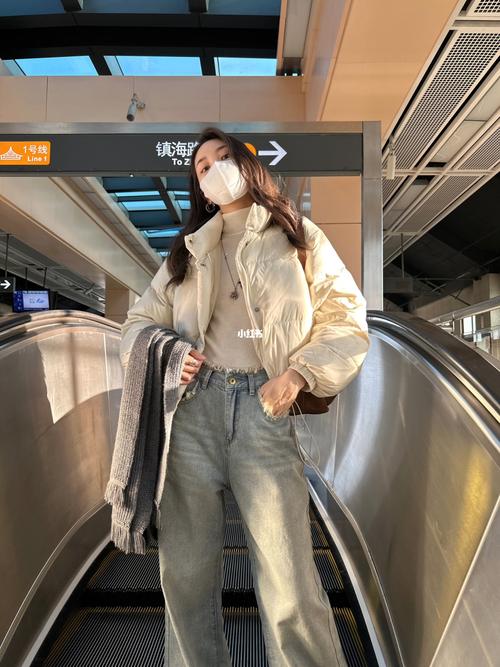 白色羽绒服怎么搭配裤子好看