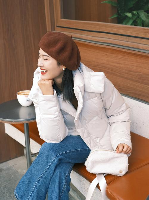 白色羽绒服怎么搭配裤子好看
