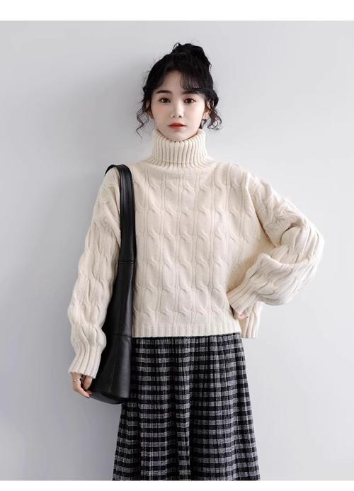 女士高领宽松短款毛衣怎么搭配图片