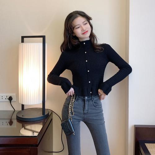 女士高领宽松短款毛衣怎么搭配图片