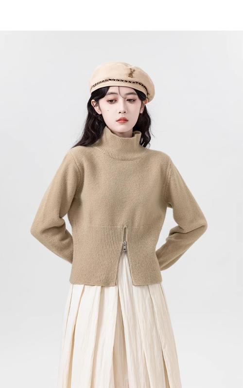 女士高领宽松短款毛衣怎么搭配图片