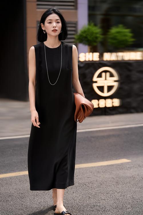 黑色背心裙怎么搭配鞋子
