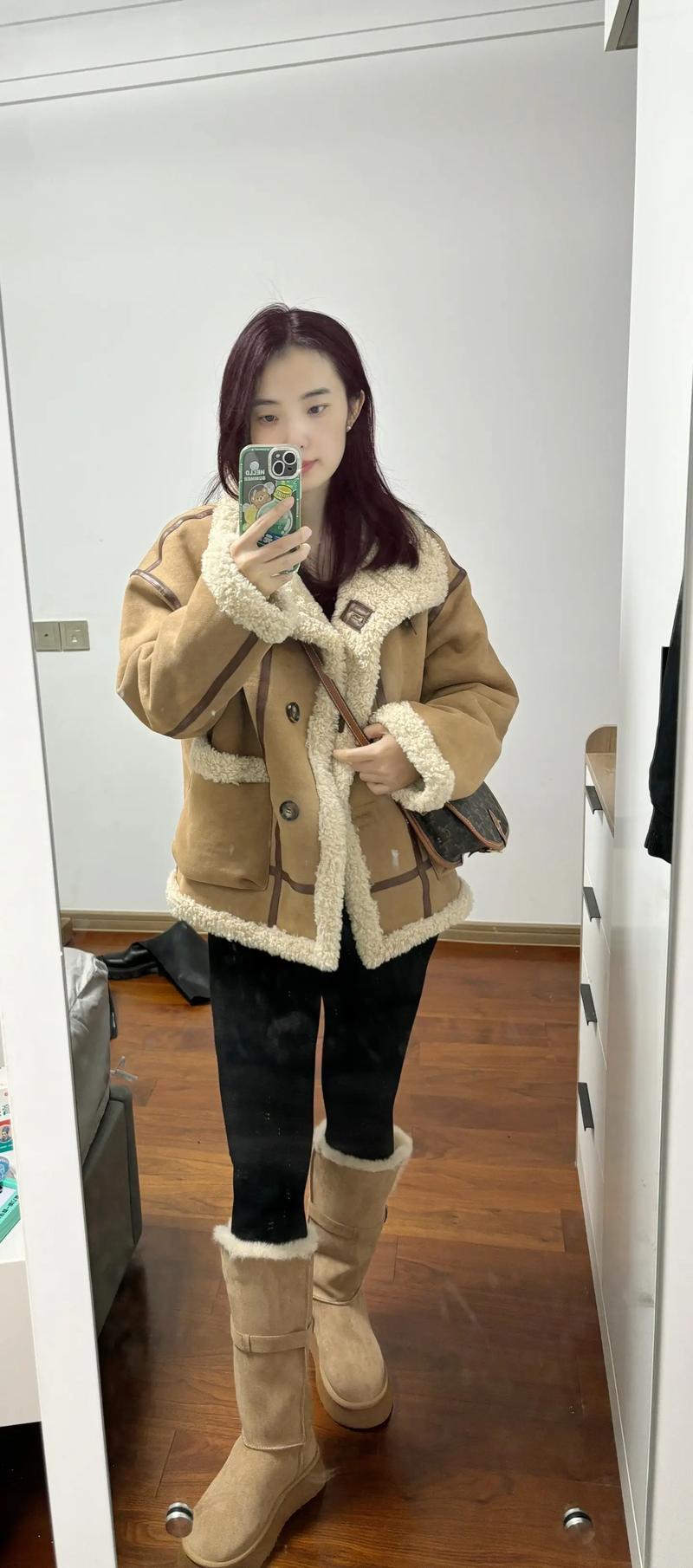 深棕色雪地靴怎么搭配