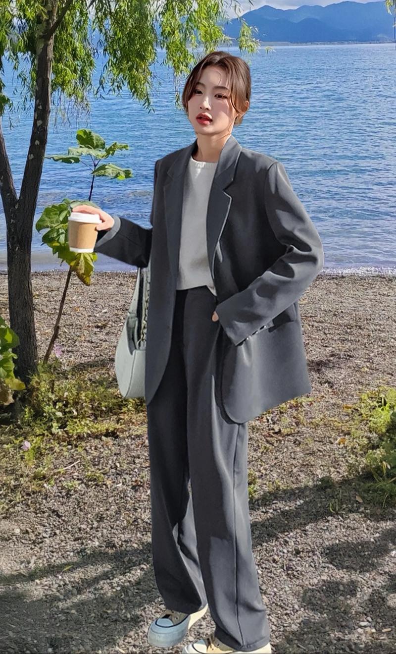 休闲西装里面穿什么