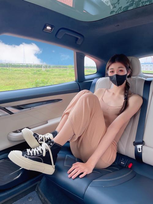 女生穿高帮皮鞋怎么搭配什么裤子