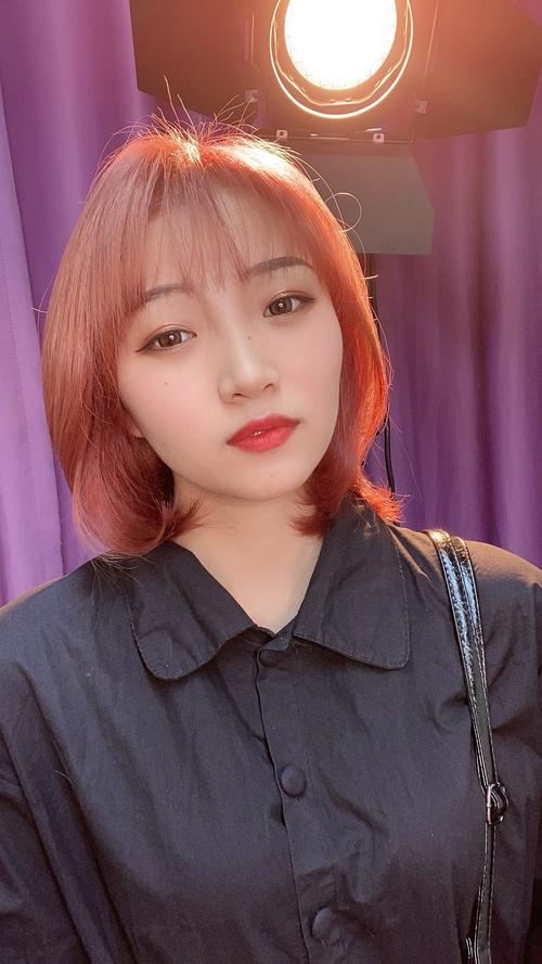 粉色头发配什么衣服