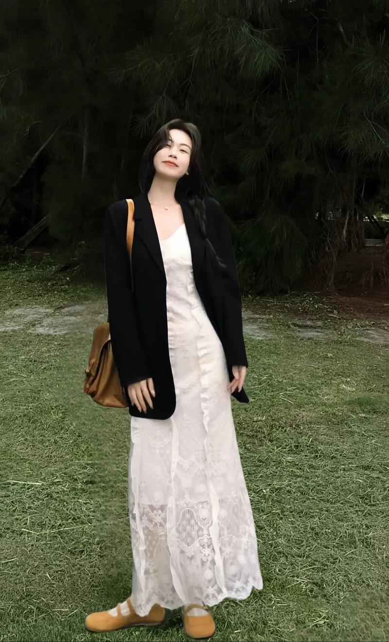 黑色蕾丝连衣裙 怎么搭配