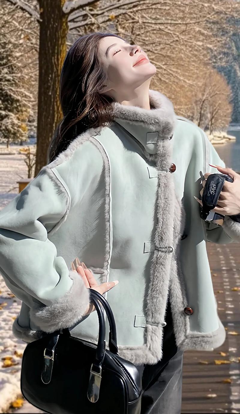 女装绒毛外套怎么搭配