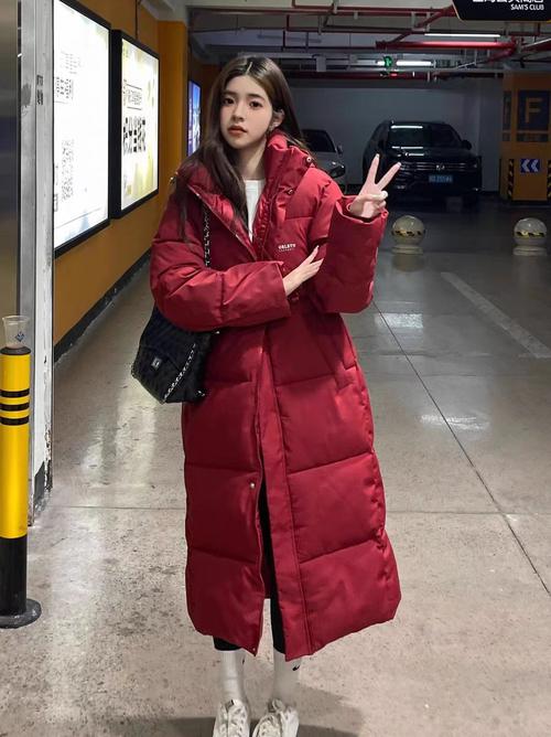 女大红羽绒服中长款怎么搭配
