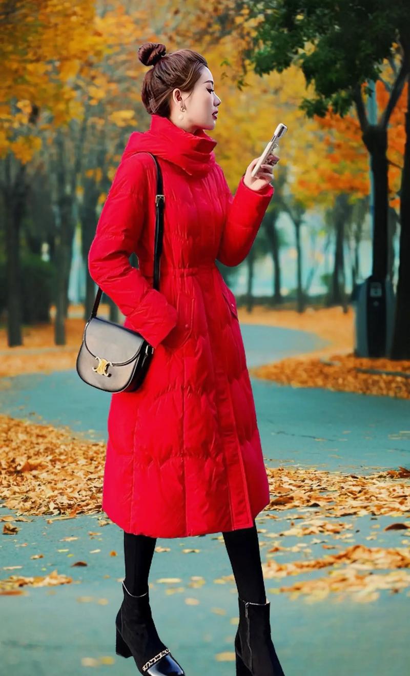 女大红羽绒服中长款怎么搭配