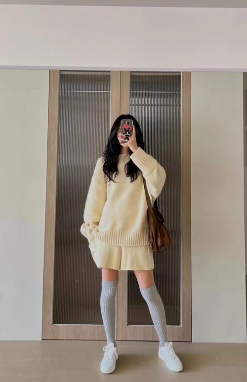 套头毛衣怎么搭配衣服好看吗