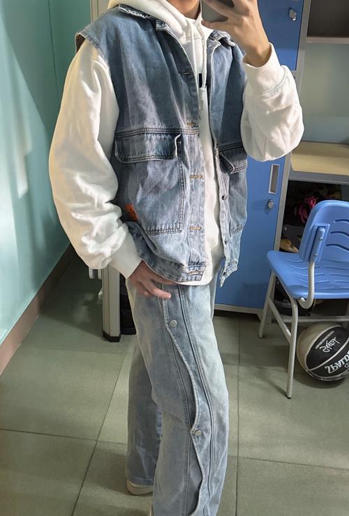 男生牛仔马甲冬季怎么搭配什么外套