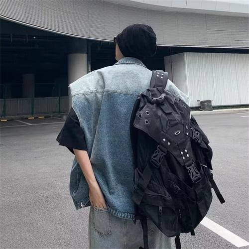 男生牛仔马甲冬季怎么搭配