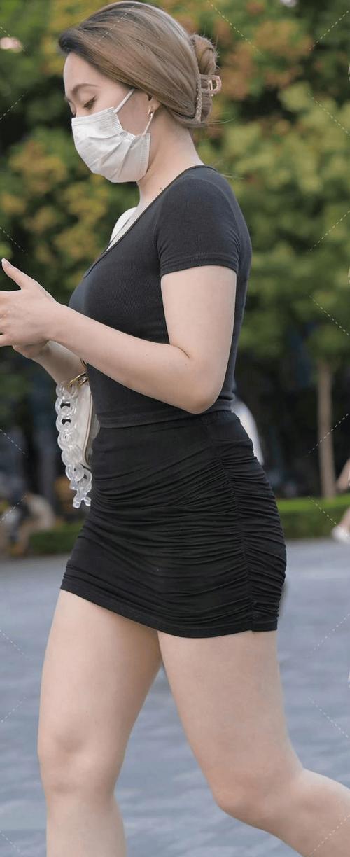 黑色蓬松短裙怎么搭配