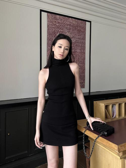 黑色蓬松短裙怎么搭配