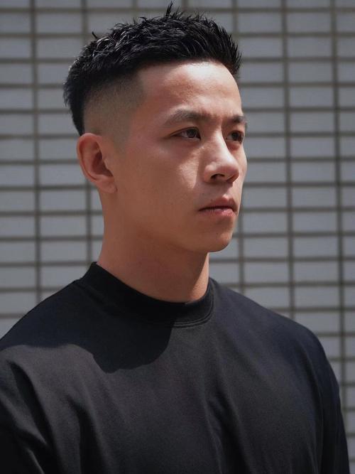 男发质硬适合什么发型