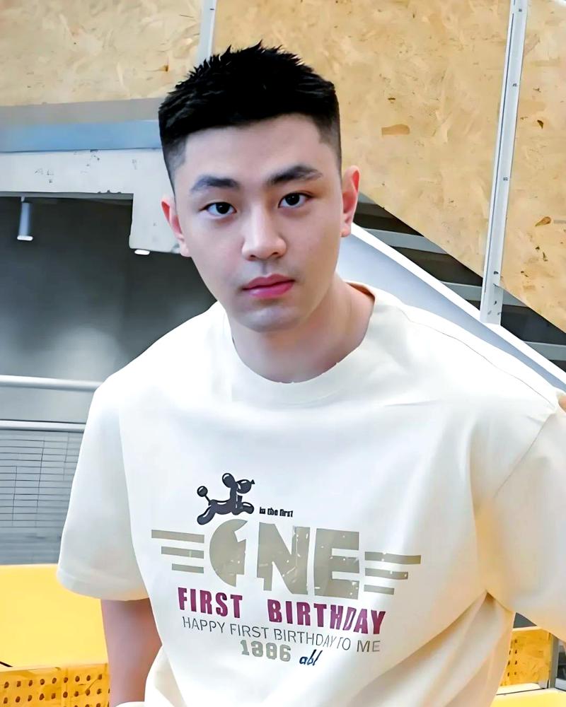 男发质硬适合什么发型