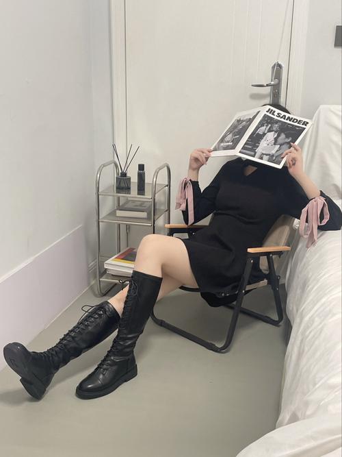 个矮冬天怎么搭配靴子与裙子