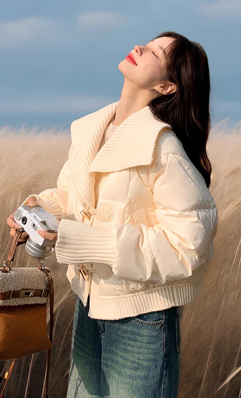 冬天白色的衣服怎么搭配好看
