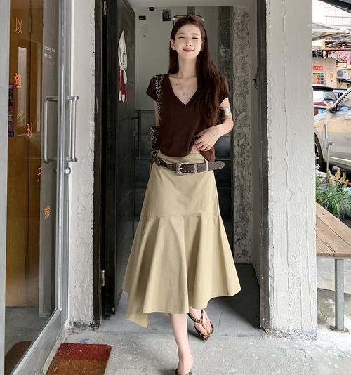 半身长裙要怎么搭配衣服
