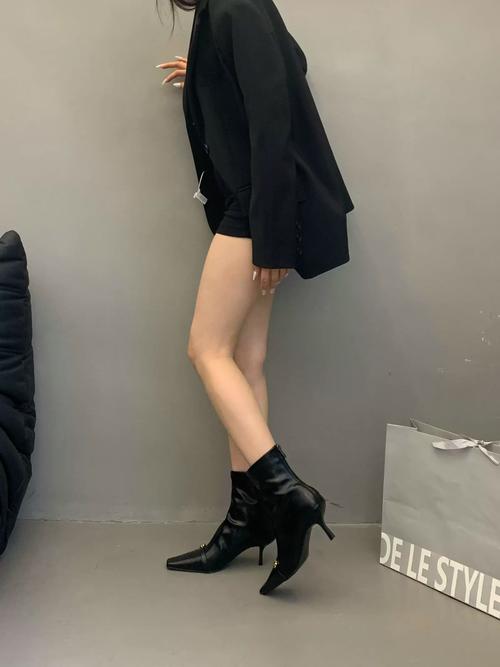 秋季高跟短靴怎么搭配衣服图片