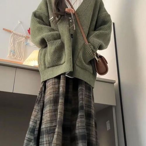 绿毛衣和红格子衬衫怎么搭配